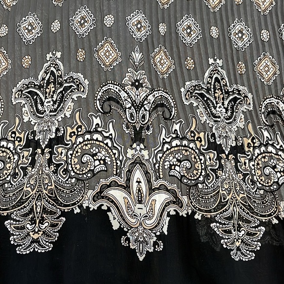 APT. 9  Gray, black white and cream patterned short sleeve blouse. Size Small - Picture 8 of 8